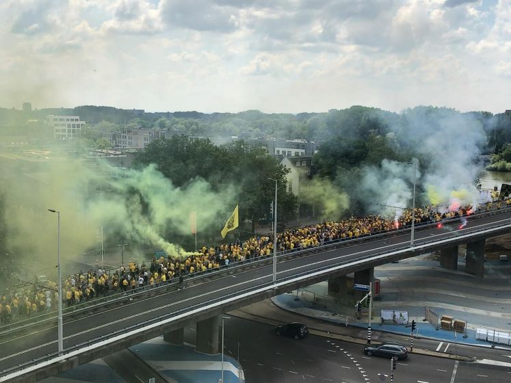 Duizenden Vitesse-supporters lopen van stad naar GelreDome