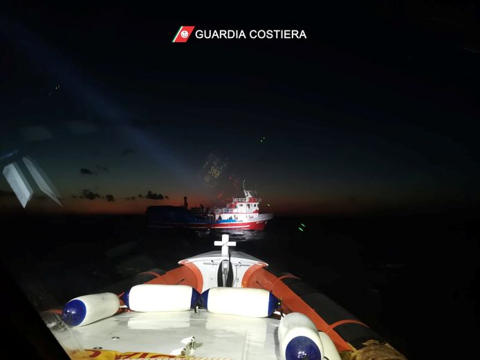 Le bateau de migrants secouru par les garde-côtes italiens au large de la Calabre
