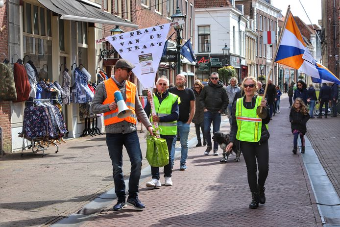 Afgelopen zondag hielden Briellenaren een protestmars door de Voorstraat tegen de bouw van een houten poort.