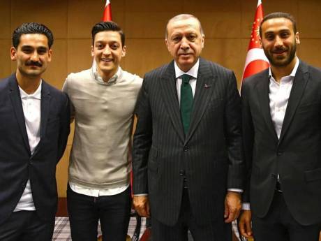 Voetballers Özil en Gündogan geschorst om ontmoeting met Erdogan