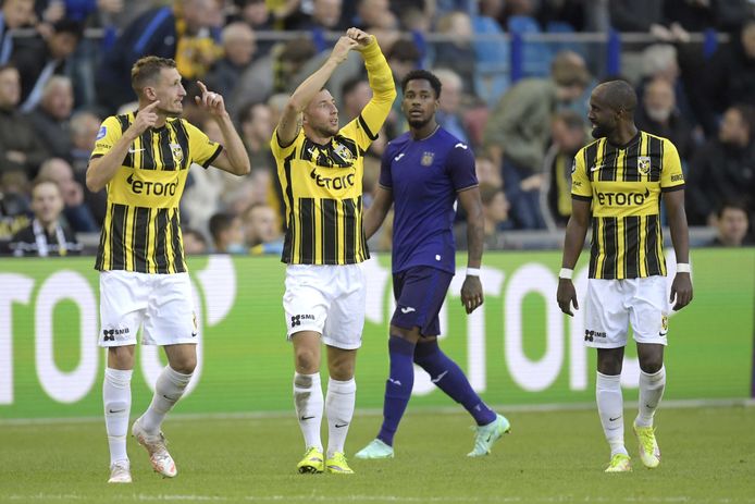 Maximilian Wittek (m) viert de 2-0 namens Vitesse tegen Anderlecht.