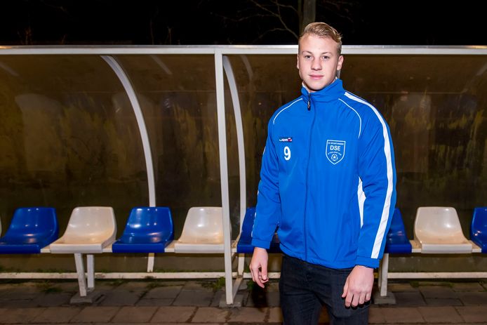 LOCATIE: Etten Leur - DATUM: 18/02/07 - FOTOGRAAF: EDWIN WIEKENS - OMSCHRIJVING: DSE Etten Leur voetbal speler Erik Jansen zit klaar om uit de dug out te vertrekken. Na maanden afwezigheid is hij weer fit om te speler. Een gesprek over het team, de club en het seizoen