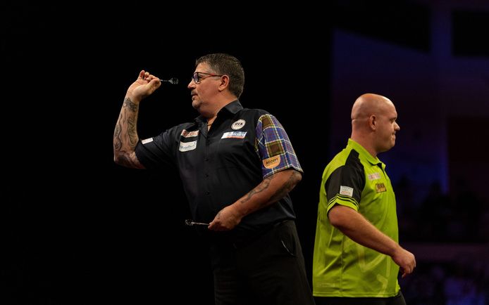 Gary Anderson throws against Michael van Gerwen.