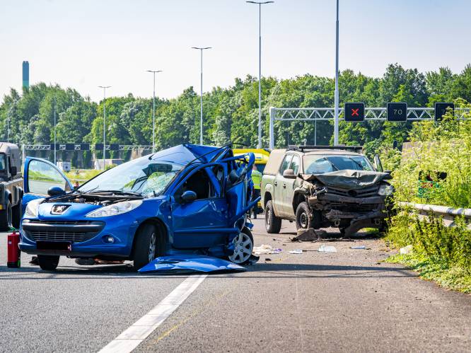 Bestuurder van Belgisch voertuig zwaargewond na botsing met militair voertuig op Nederlandse snelweg