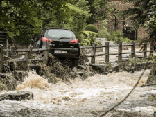 Voitures emportées, camps évacués, rues inondées, alerte rouge: les images impressionnantes des inondations à Liège