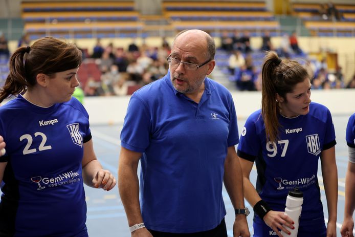 Coach Luc Coucke, omgeven door Tanita Allary (22) en Clarisse Mannechez (97).