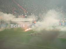 Uitsupporters gooien bij voorsprong vuurwerk op veld: AZ - Heerenveen kort stilgelegd
