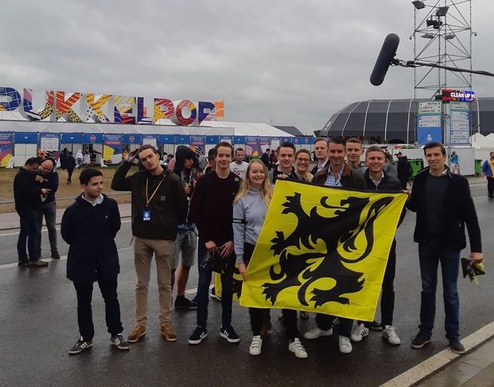 De jongerenafdeling van Vlaams Belang deelde deze namiddag leeuwenvlaggen uit aan de ingang van Pukkelpop.