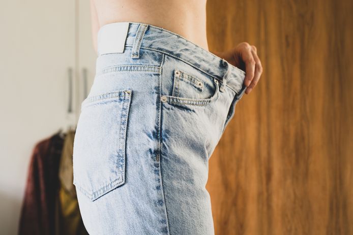 Onze onderneming aangrenzend krokodil Jeans die niet rond je taille past? Met een simpele schoenveter maak je je  broek een maatje kleiner | Nina | hln.be