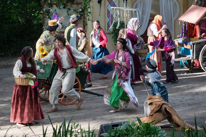 Toneelgroep de Kleine Kern speelt Aladdin. Voor het eerst kunnen de jeugdige spelers weer de bühne op van het openluchttheater.
