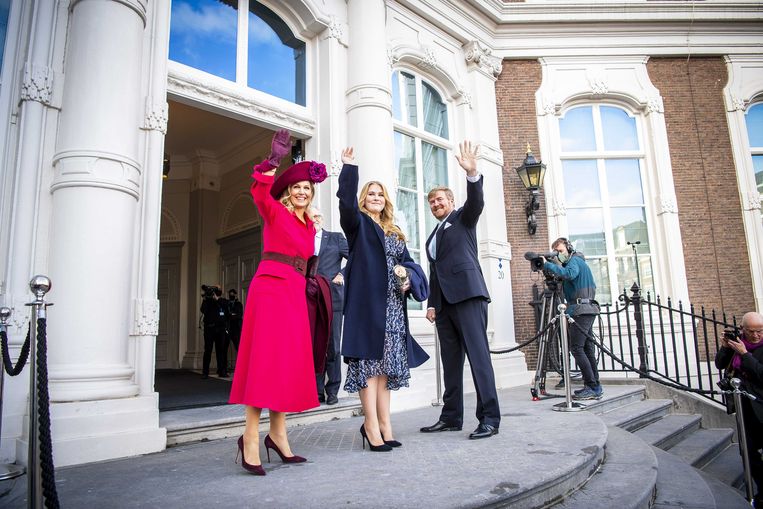 Koning Willem-Alexander, prinses Amalia en koningin Maxima arriveren voor de buitengewone vergadering van de Raad van State. Beeld ANP