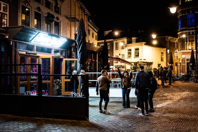 Tijdens De Nacht staat op geen feestgangers in Arnhem, maar wel feestmuziek vanuit de kroegen op de Korenmarkt.