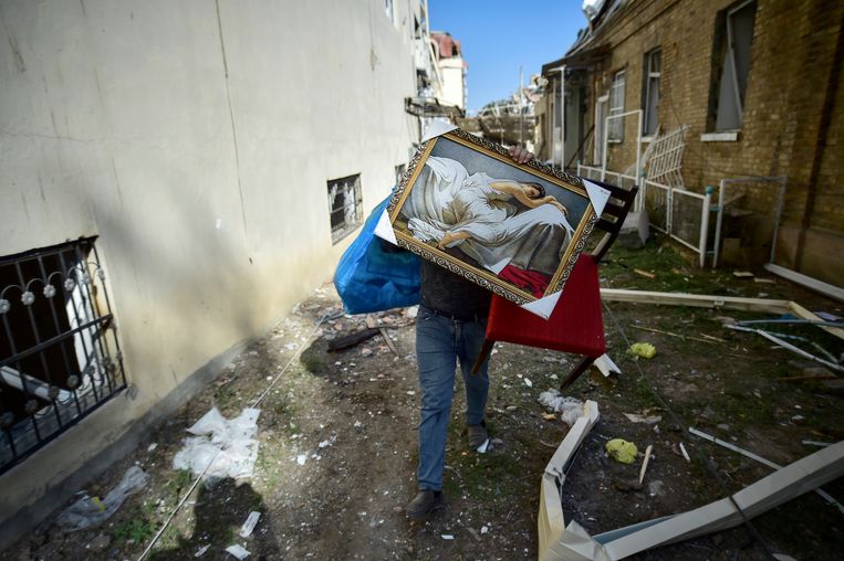 Un uomo trasporta oggetti dalla sua casa in Azerbaigian che è stata distrutta dai bombardamenti armeni. La Turchia è stata al fianco dell'Azerbaigian negli scontri armeno-azerbaigiani del 2020 intorno alla regione assediata del Nagorno-Karabakh.