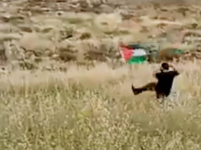 KIJK. Boobytrap verrast Israëlische reservist wanneer die nonchalant Palestijnse vlag wegtrapt