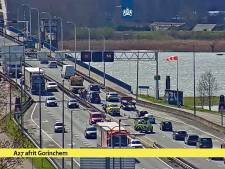 Botsing tegen slagboom: flinke vertraging op A27 bij Merwedebrug 
