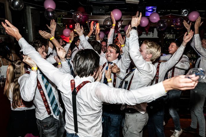 Het studentenleven begint weer normale vormen aan te nemen: feestavond bij studentenvereniging Ovum Novum in Nijmegen.