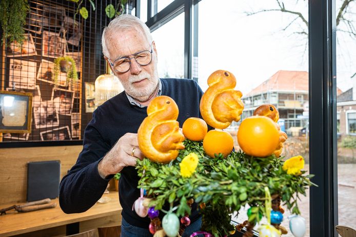 Gerrit Steen als oud-voorzitter van Gemienschop van Oll Ommer bij een door de vereniging in elkaar geknutselde paasstok. ,,De jus op onze boerenkool.”