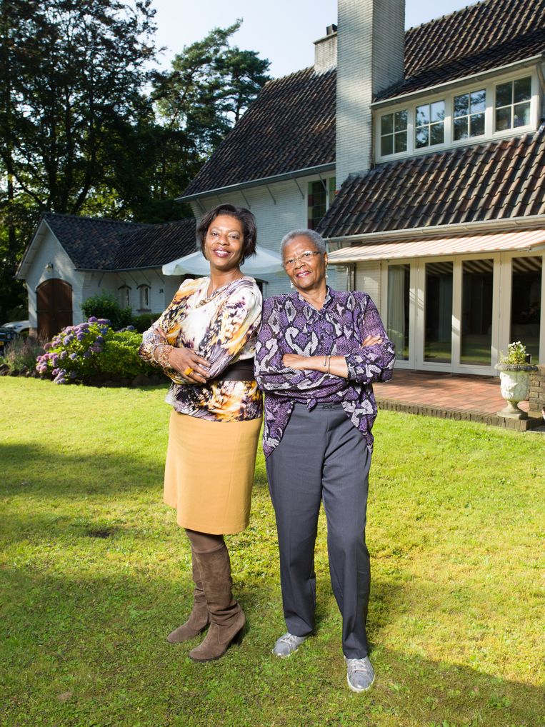 Joyce Sylvester met haar moeder Margo in haar tuin in het Gooi. Beeld Ivo van der Bent