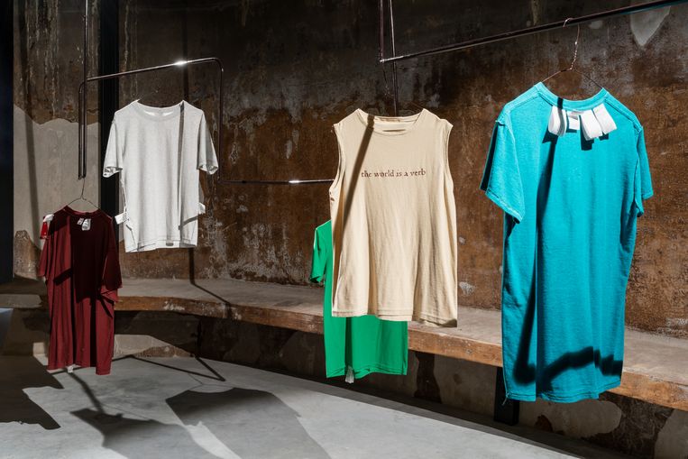 Oude t-shirts waar kunstenaar  Vibeke Mascini labels met diepzinnige tekst aan vast naaide. Dat geeft zo’n rommelmarktshirt opeens catwalk-allure. Dat roept de vraag op; wat is waardevol? Beeld Gunnar Meier
