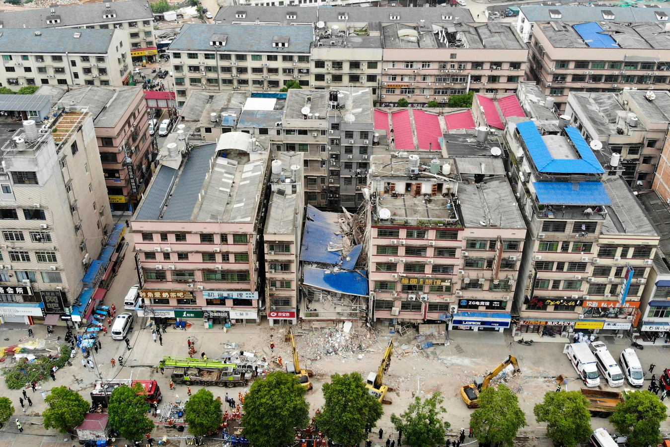Op vrijdagmiddag is een gebouw in de Chinese stad Changsha ingestort.