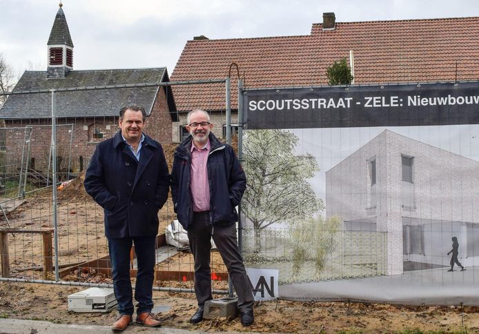 Burgemeester Patrick Poppe en Jan Van Kerckhove, bestuurder SBK Dendermonde, aan de verkaveling in de Scoutsstraat.