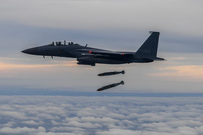 Een Zuid-Koreaanse F15K vuurt bommen met Joint Direct Attack Munition-pakket af tijdens een militaire oefening.