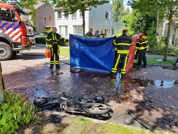 De vrouw werd in eerste instantie door omstanders en daarna door hulpverleners verzorgd.