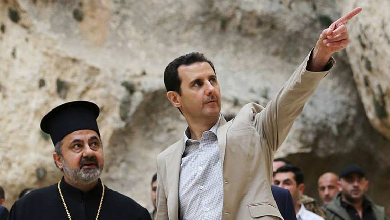 De Syrische president al-Assad op bezoek in het christelijke dorp Maaloula, nabij Damascus. Beeld ap