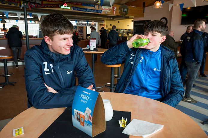 Jonge voetballers van SV Houten drinken na de wedstrijd een frisdrankje in de voetbalkantine van SC Woerden.
