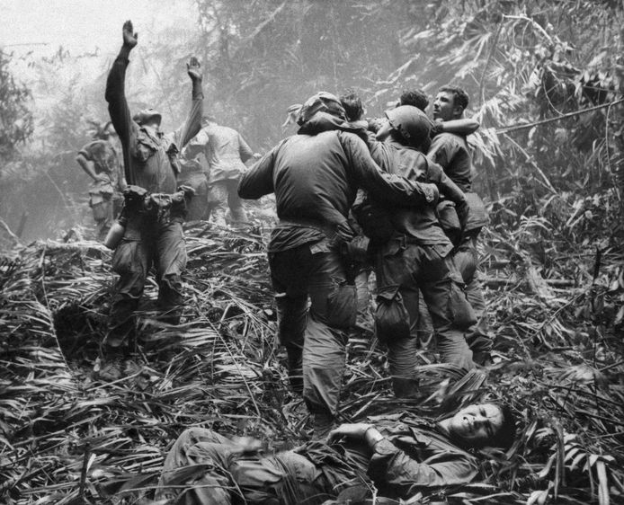 Op 1 april 1968 maakte Art Greenspon deze foto. Op de voorgrond ligt Dallas Brown. Tim Wintenburg (uiterst rechts zonder helm) helpt een gewonde soldaat.