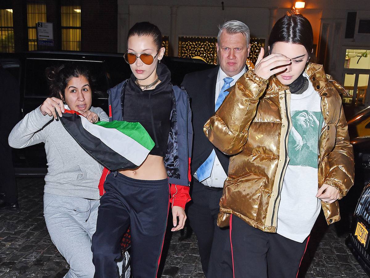 Vrouw bestormt Bella Hadid en Kendall Jenner met vlag | Show |  gelderlander.nl