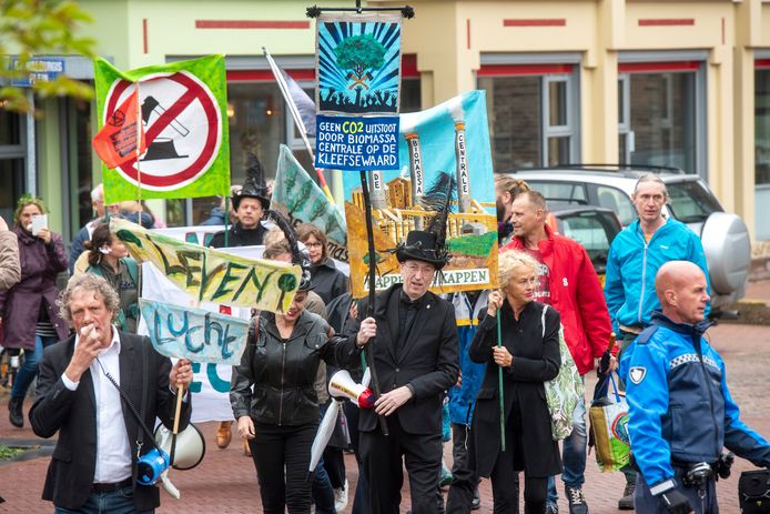 Een groep bomenliefhebbers marcheert vandaag door de stad.