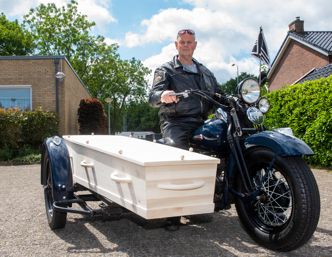 Ron Hoogendijk heeft een Harley met zijspan gekocht. Daarop kan een lijkkist, waardoor het nu een ‘rouwharley’ is.
