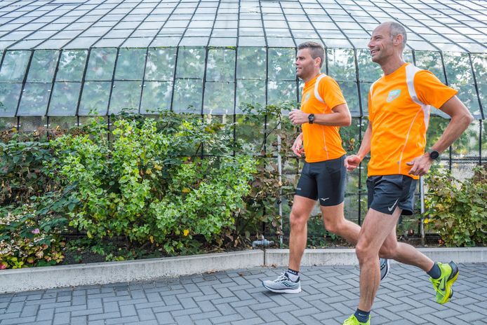Stephan Persoon (rechts) en Perry Dekkers lopen de marathon van Londen voor de stichting Support Casper.