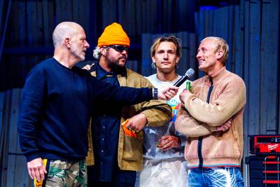 Goldband onthult zelfontworpen schoen tijdens modeshow: ‘Schop die gozer die je vriendin wil versier