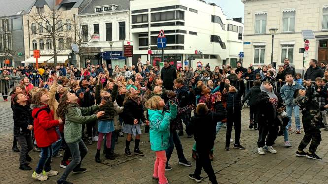 Pluchen konijntjes vallen zondag uit Herentalse Lakenhal tijdens Spel van de Roetaert