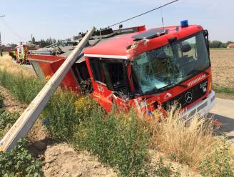 Brandweerwagen van 600.000 euro zakt in gracht en rijdt tegen paal