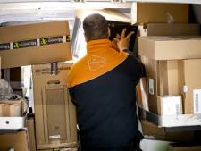 Vrouw doet varkenshart in een doos, pakt het gezellig in en doet het pakketje op de post naar haar advocate