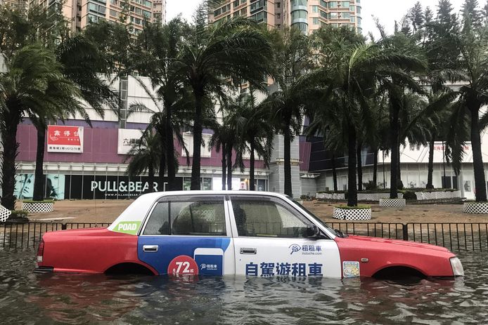 Een achtergelaten taxi in Hongkong.