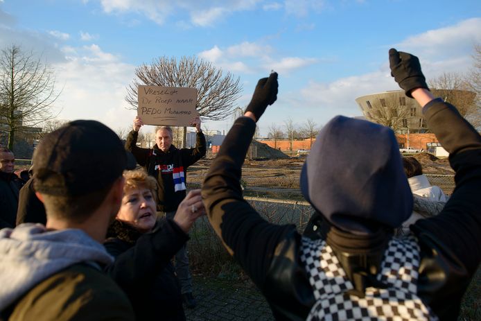 Archiefbeeld: demonstratie van Pegida en DTG tegen gebedsoproep van moskee in Enschede