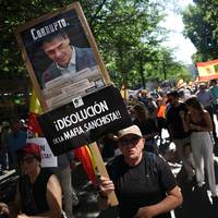 40.000 demonstranten op straat in Madrid om ontslag premier Pedro Sanchez te eisen: ‘Spanje wordt gegijzeld door een corrupte maffia’