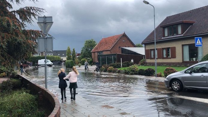 Bij zware regenval kunnen wegen onbegaanbaar worden, zoals hier vorig jaar in Yerseke.