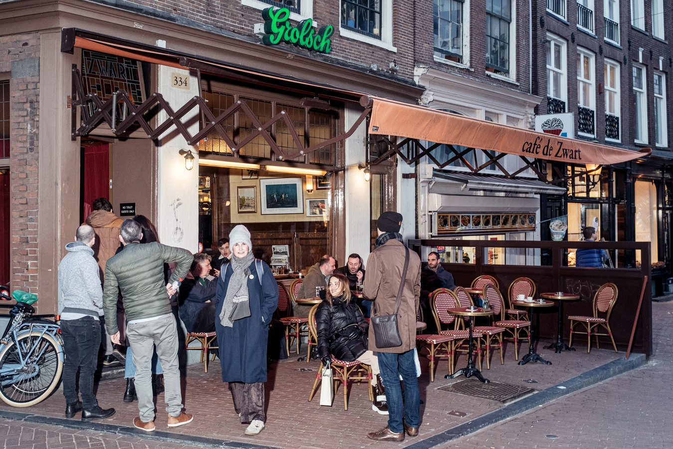 knecht Kelder gemeenschap Zo sloten alle cafés in Amsterdam zondag de deuren | Foto | AD.nl