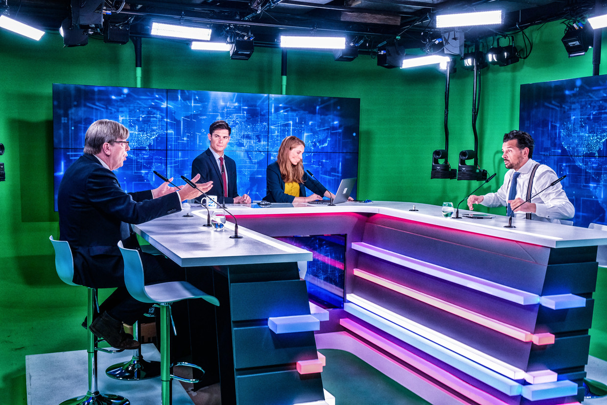De eerste gast in ‘L’Invité’ was gewezen premier en Europees parlementslid Guy Verhofstadt (Open Vld). Het decor voelt erg Amerikaans aan. Beeld Tim Dirven