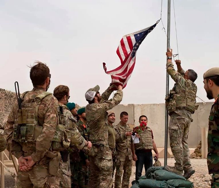 In Camp Antonic in Zuid-Afghanistan wordt de Amerikaanse vlag neergelaten bij de overdrachtsceremonie aan het Afghaanse leger, in mei 2021. Drie maanden later is zowat het hele land in handen van de taliban. Beeld AP