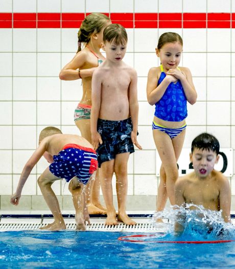 Honderden kinderen wachten op zwemles, soms wel twee jaar: ‘Hadden we maar meer personeel’