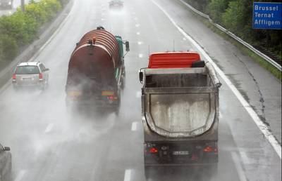 Vlaanderen zet op 19 locaties neerslagsensoren in voor controle inhaalverbod vrachtwagens bij regenweer