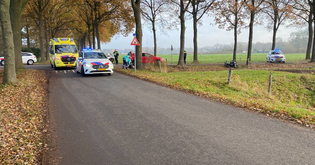 Scooterrijder gewond naar het ziekenhuis na aanrijding in Nieuwleusen.