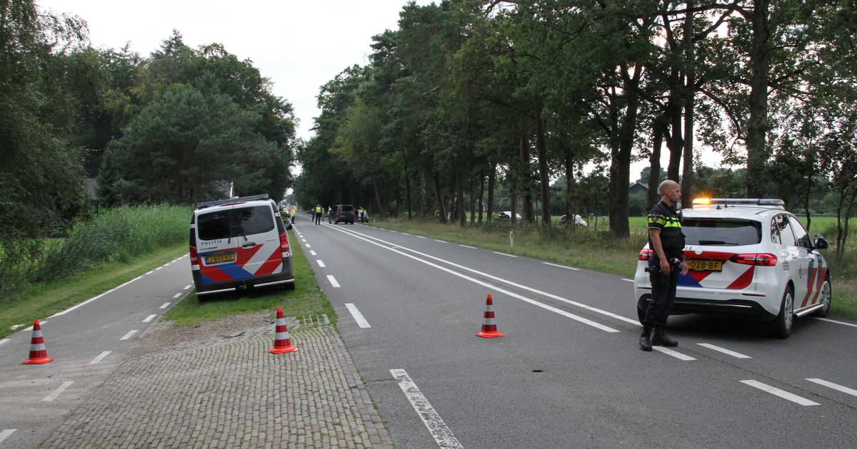 Motorrijder gewond naar ziekenhuis na botsing met automobilist.