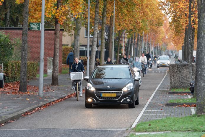 Op de smalle Laan der Hoven in Kattenbroek zitten fietsers en auto’s elkaar vooral in de ochtendspits behoorlijk in de weg.